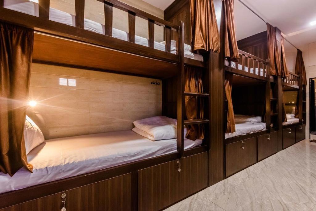 Awesome Dormitory Male Only Mumbai Exterior photo